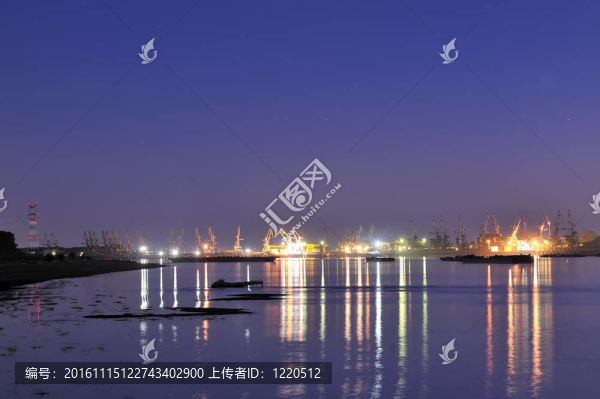 造船廠在夜間