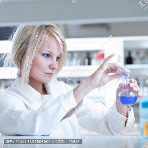 女研究員