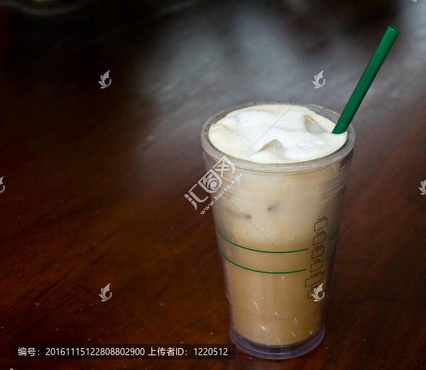 木制桌上的一杯冰咖啡。