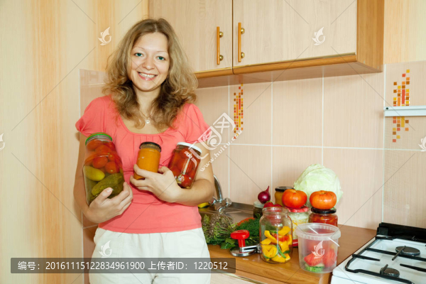 與腌制蔬菜的女人
