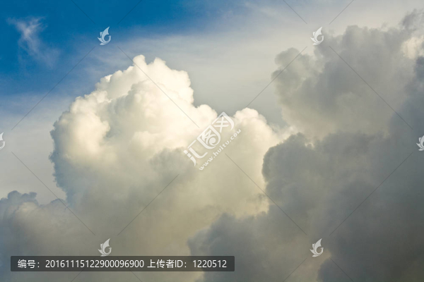 藍(lán)色的天空。