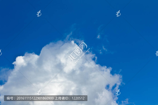 藍(lán)色的天空。