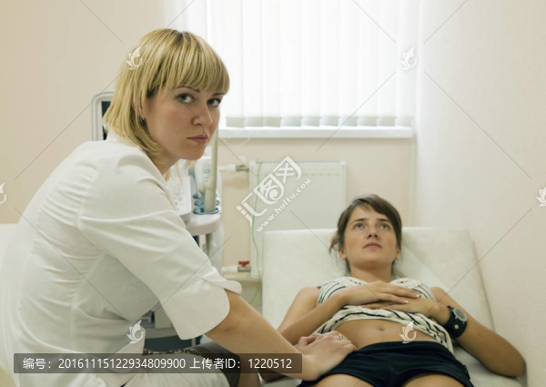 女病人躺在沙發(fā)上