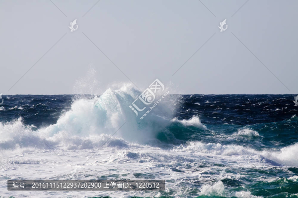 風(fēng)暴中的高海浪
