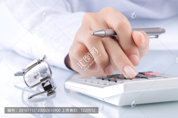 女人手里拿著計(jì)算器和筆