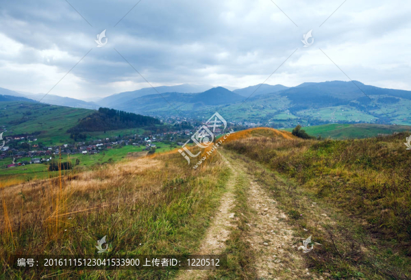秋天的山地景觀（喀爾巴阡；烏克蘭）。