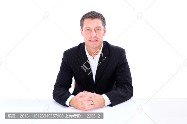 年輕的商人在桌子上；孤立的白色