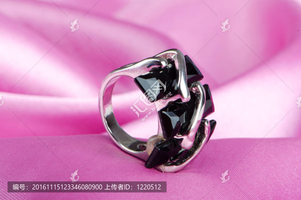 背景上的戒指時(shí)尚概念