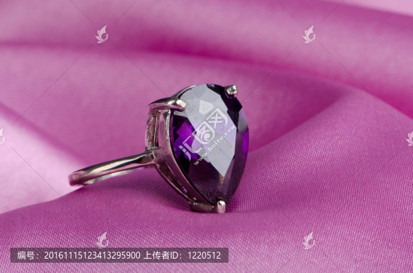 背景上的戒指時(shí)尚概念
