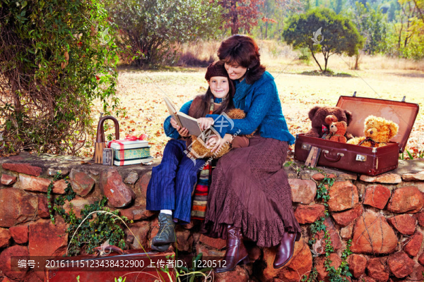 母親和女兒在花園里讀書
