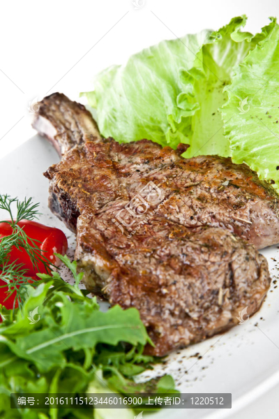 在白色的烤牛肉
