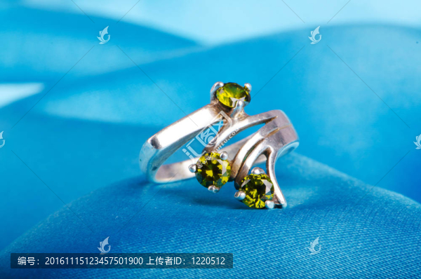 背景上的戒指時(shí)尚概念