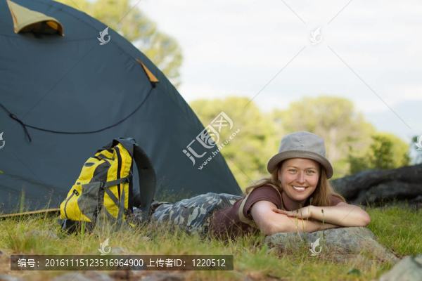 快樂旅游者在帳篷前