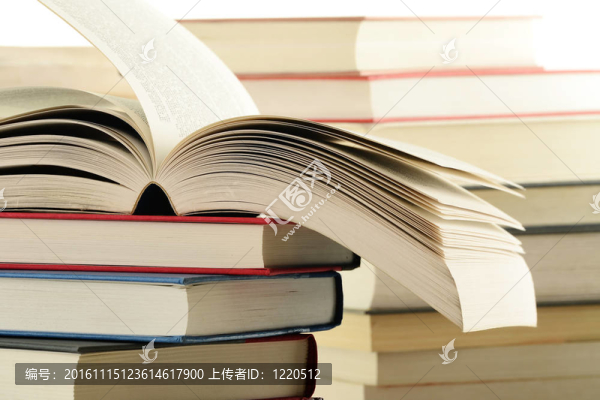 桌子上的書