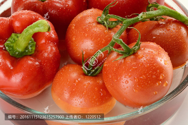 胡椒和西紅柿在碗里