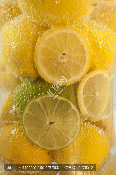 一罐蘇打水Limons和酸橙。