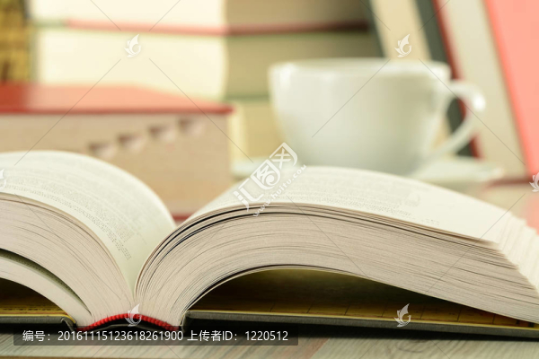 桌子上的書