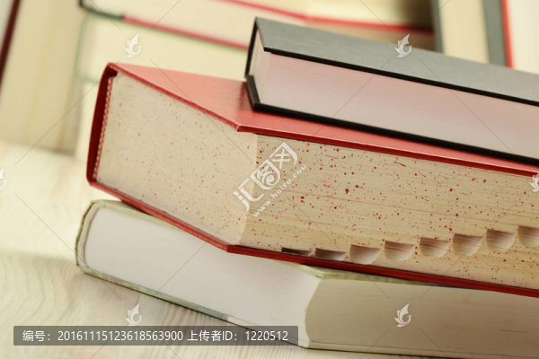 桌子上的書