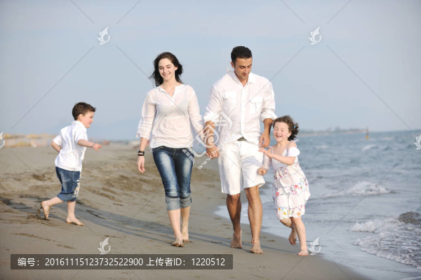 快樂的年輕家庭在海灘上玩得很開心