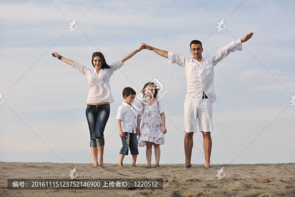 家庭在海灘上顯示家庭標(biāo)志