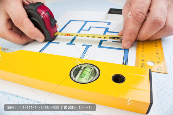 用建筑工具在家里畫(huà)畫(huà)