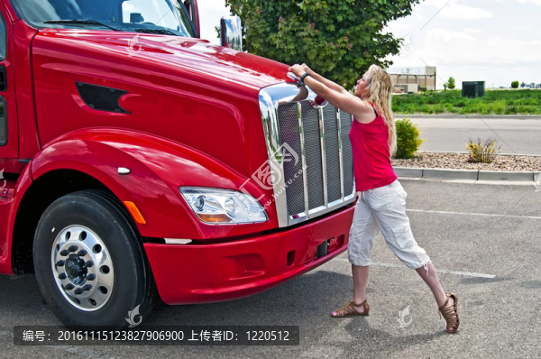 漂亮金發(fā)女郎打開卡車罩。