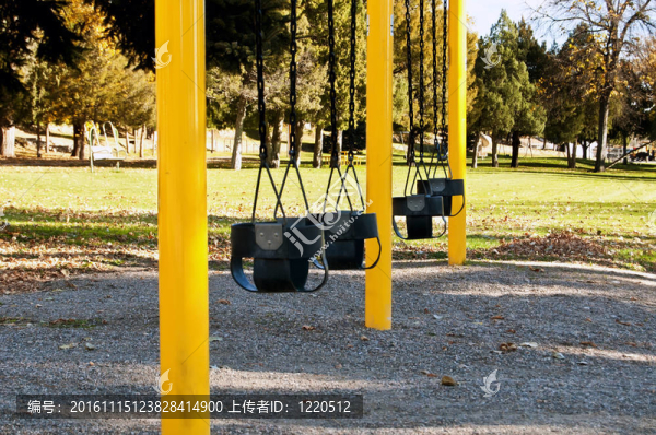 在城市公園的蹣跚學(xué)步的幼兒秋千