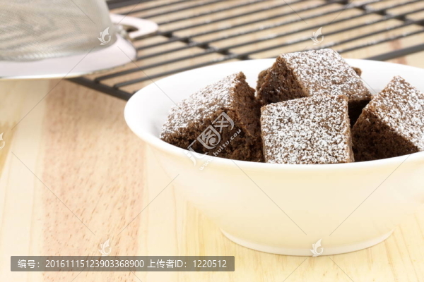 巧克力糖粉在上面
