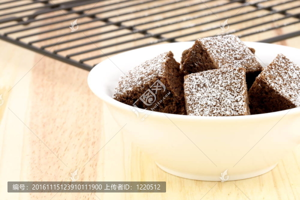 巧克力糖粉在上面