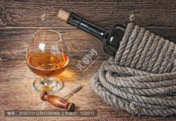 一瓶用繩子裹著的酒