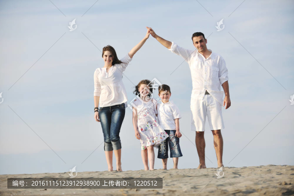 家庭在海灘上顯示家庭標(biāo)志