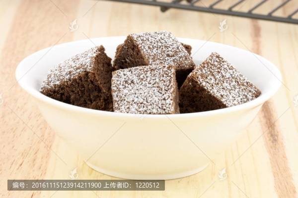 巧克力糖粉在上面