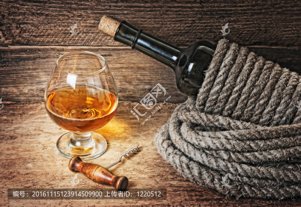 一瓶用繩子裹著的酒