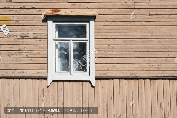 老木屋里骯臟的白色窗戶