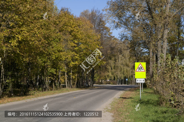 道路和交通標志是小心-兒童！