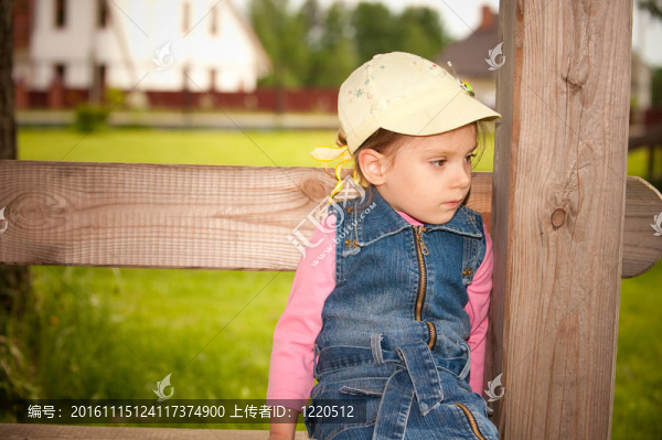 公園里的小女孩