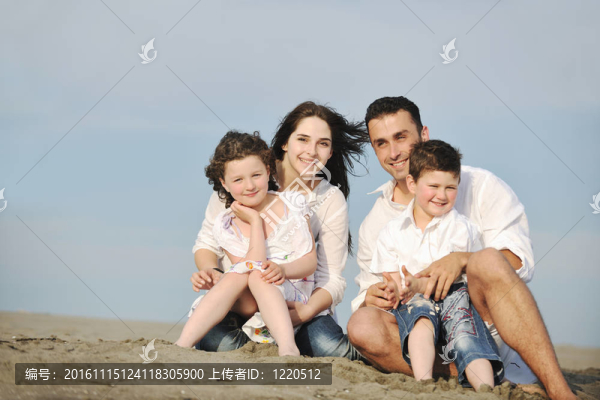 快樂的年輕家庭在海灘上玩得很開心