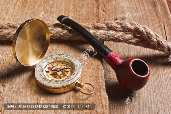 指南針和一根繩子的煙斗