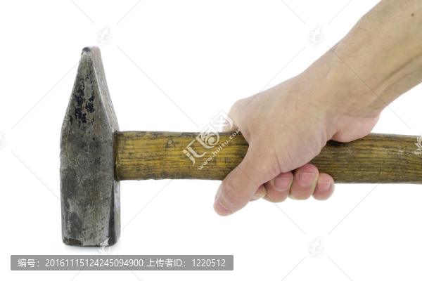 手拿著一把舊的生銹的錘子