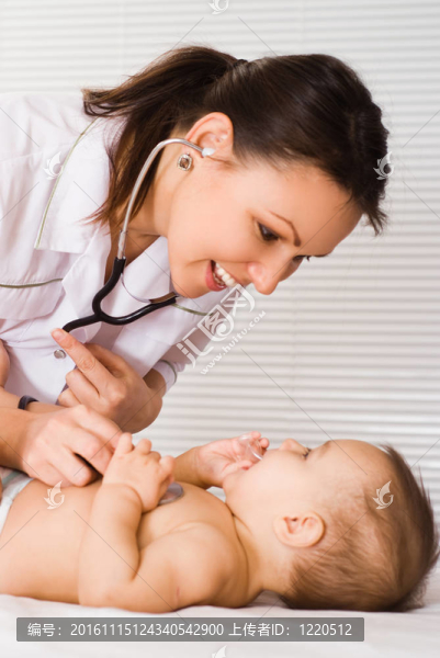 美麗的醫(yī)生和嬰兒