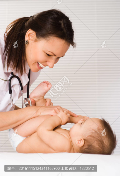 美麗的醫(yī)生和嬰兒