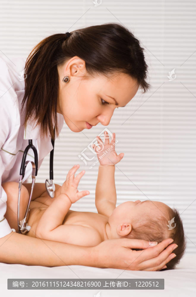 美麗的醫(yī)生和嬰兒