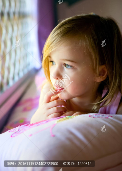 年輕女孩在床上沉思著看著她的臥室