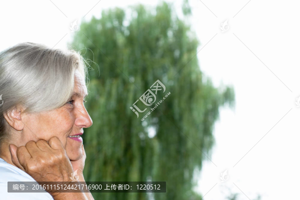 站在公園里的女人