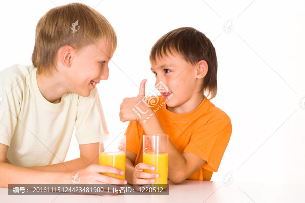 兩兄弟喝果汁