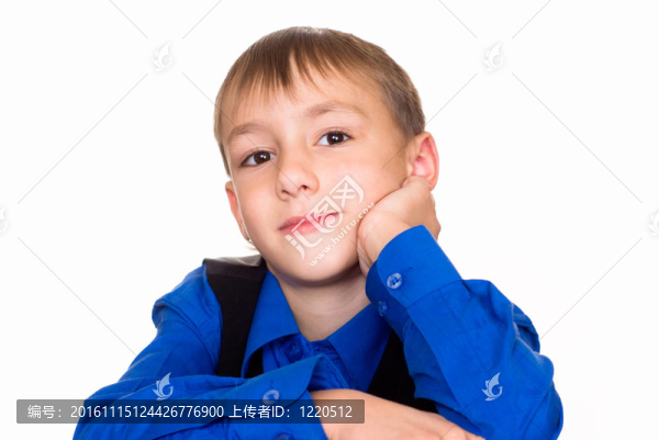 穿藍襯衫的好男孩