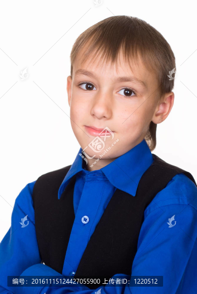 穿藍襯衫的男孩