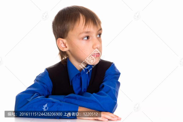 穿藍襯衫的好男孩