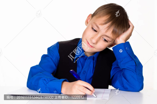 穿藍襯衫的男孩