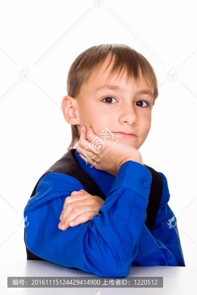 穿藍襯衫的好男孩